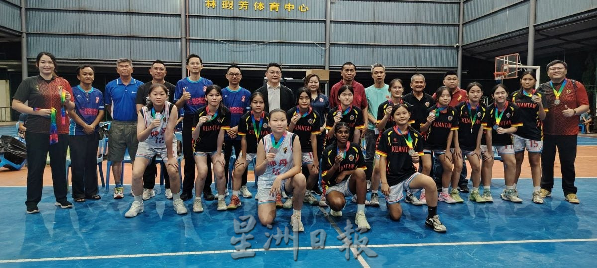 全彭15岁及以下男女篮球锦标赛，劳勿队男子组及金马仑队女子组技高一筹夺得此次赛会冠军。