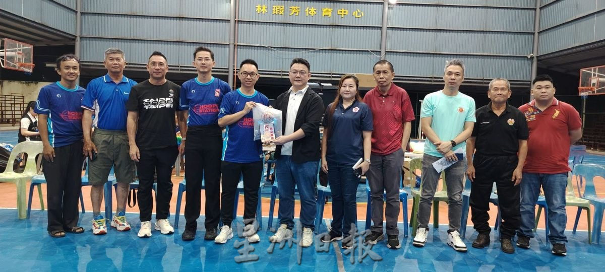 全彭15岁及以下男女篮球锦标赛，劳勿队男子组及金马仑队女子组技高一筹夺得此次赛会冠军。