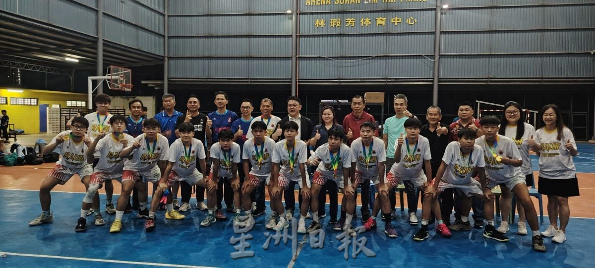 全彭15岁及以下男女篮球锦标赛，劳勿队男子组及金马仑队女子组技高一筹夺得此次赛会冠军。