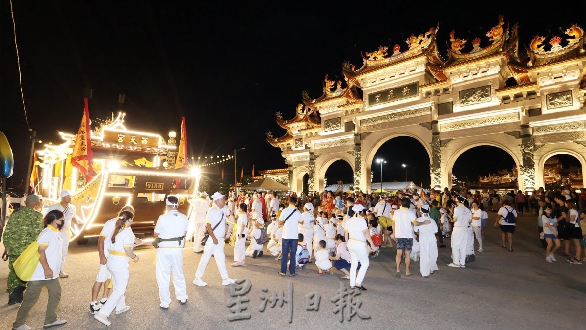 黄旗飘扬人潮涌动迎圣驾 庇朥西天宫九皇宝诞十天庆典热闹登场