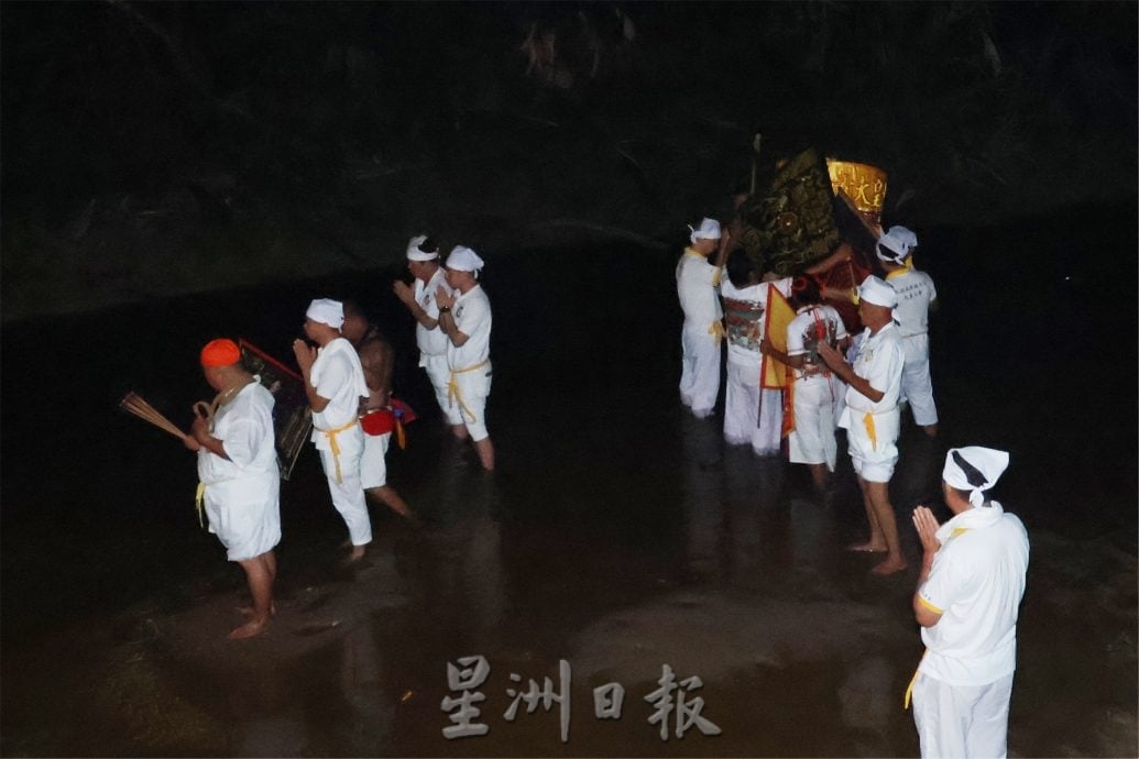 黄旗飘扬人潮涌动迎圣驾 庇朥西天宫九皇宝诞十天庆典热闹登场