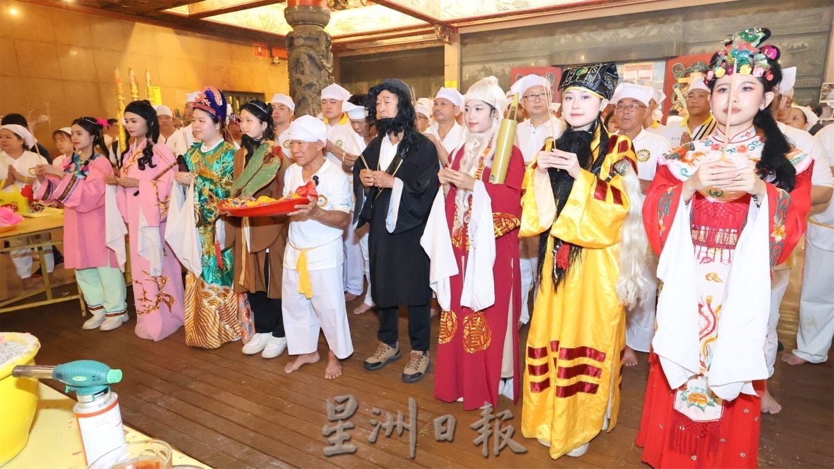 黄旗飘扬人潮涌动迎圣驾 庇朥西天宫九皇宝诞十天庆典热闹登场