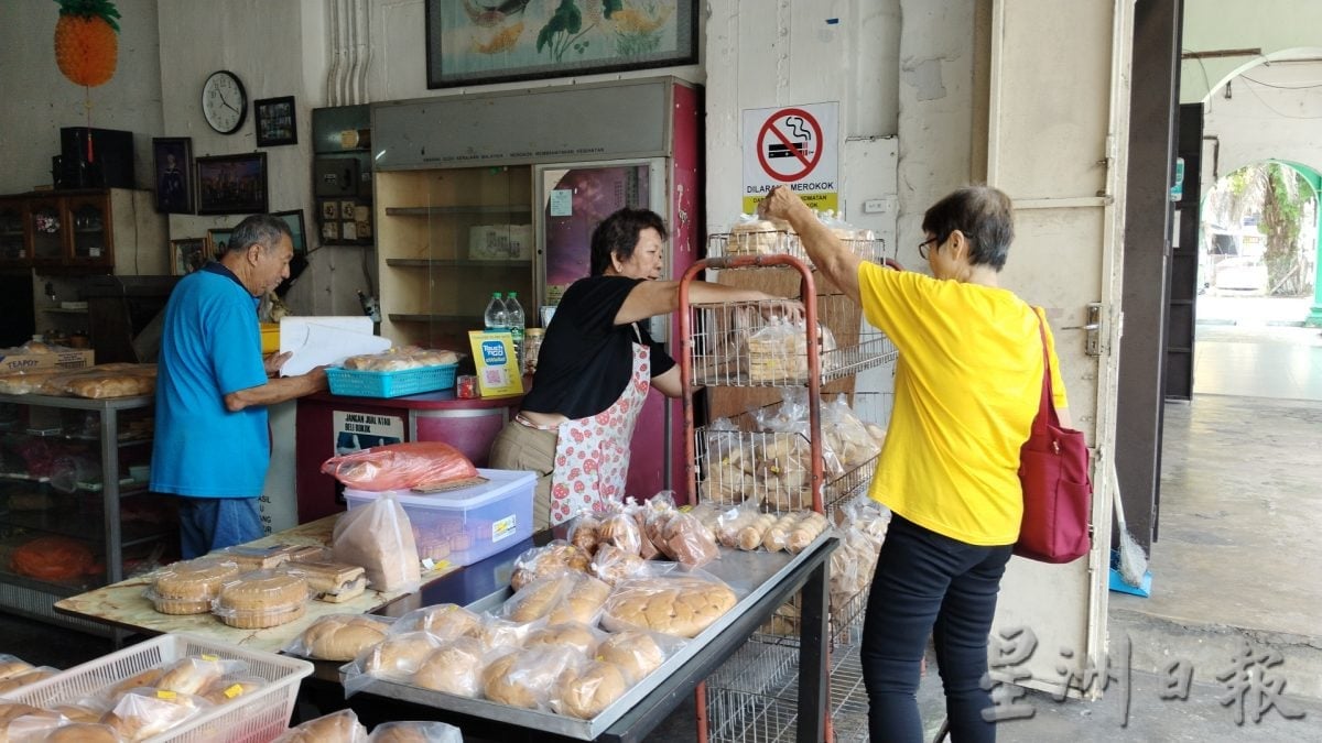 霹：22日见报∕封底主文∕老店寻踪｜打巴潘记面包店 满载传统古早味 