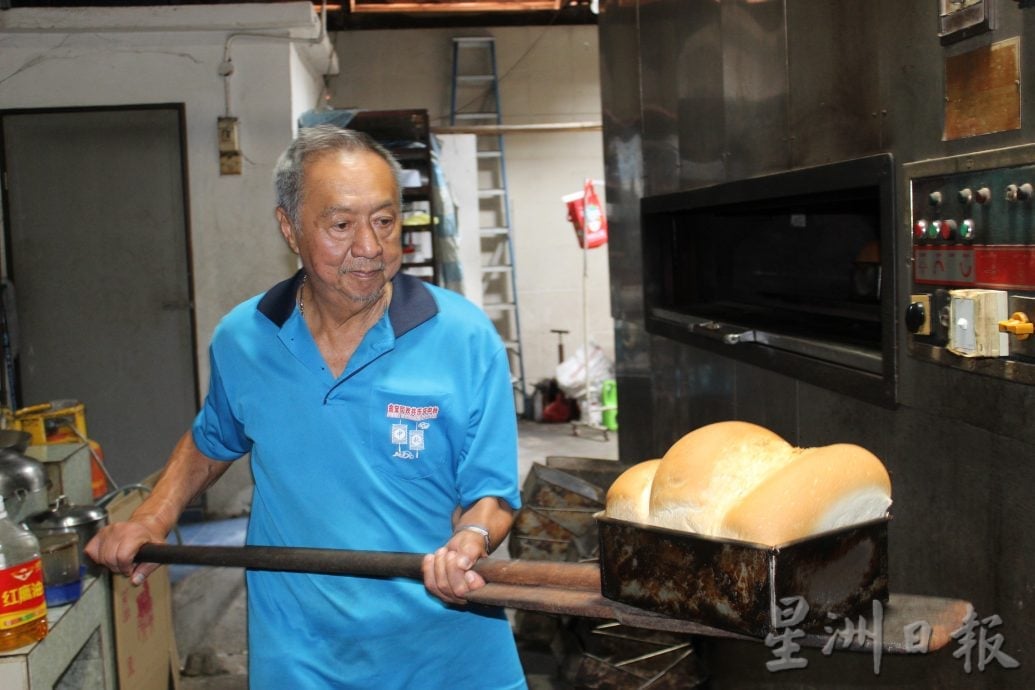 霹：22日见报∕封底主文∕老店寻踪｜打巴潘记面包店 满载传统古早味 