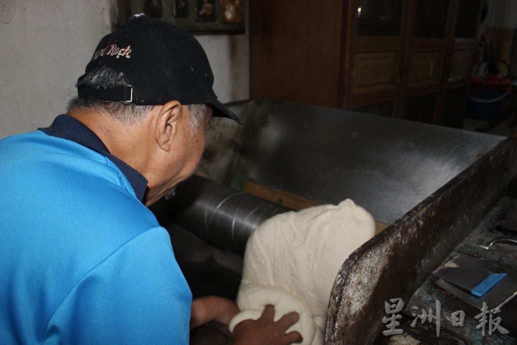 霹：22日见报∕封底主文∕老店寻踪｜打巴潘记面包店 满载传统古早味 