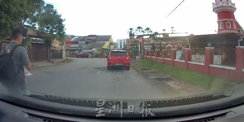 夜归途中遇陌生男尾随 华裔女急上车锁门保平安