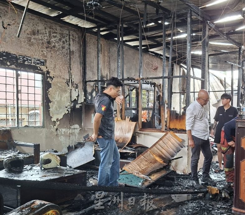 住家失火却面对柏油覆盖消防栓 幸消防车及时赶到