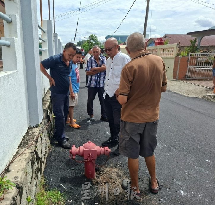 住家失火却面对柏油覆盖消防栓 幸消防车及时赶到