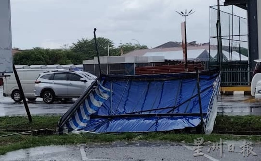 强风早午袭安顺 树倒压坏汽车