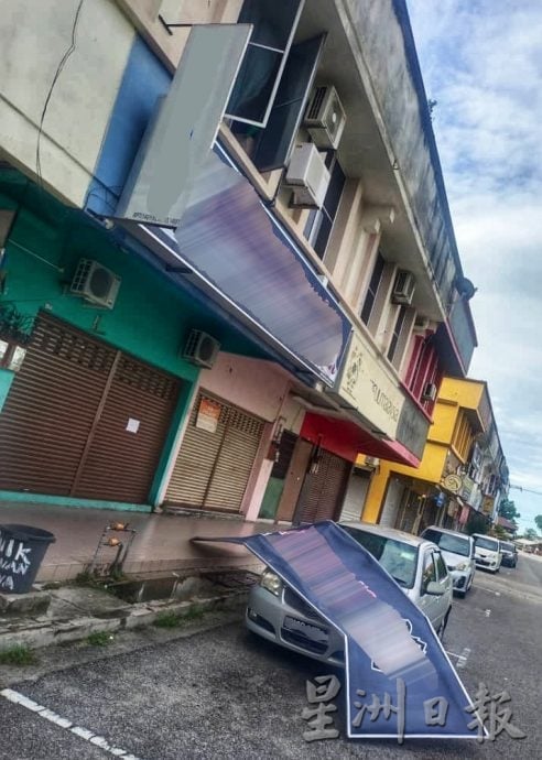 强风早午袭安顺 树倒压坏汽车