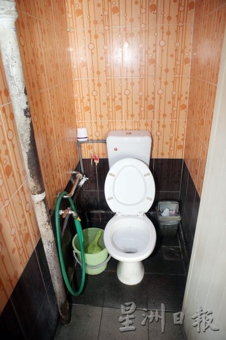 本地餐饮业者努力维持厕所清洁卫生  但仍忧心偶尔来不及清理而遭取缔