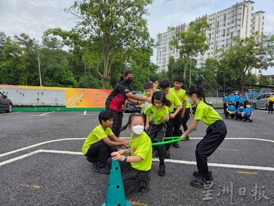 光星小学欢庆儿童节 师生同乐竞技游戏 洋溢欢笑与童真