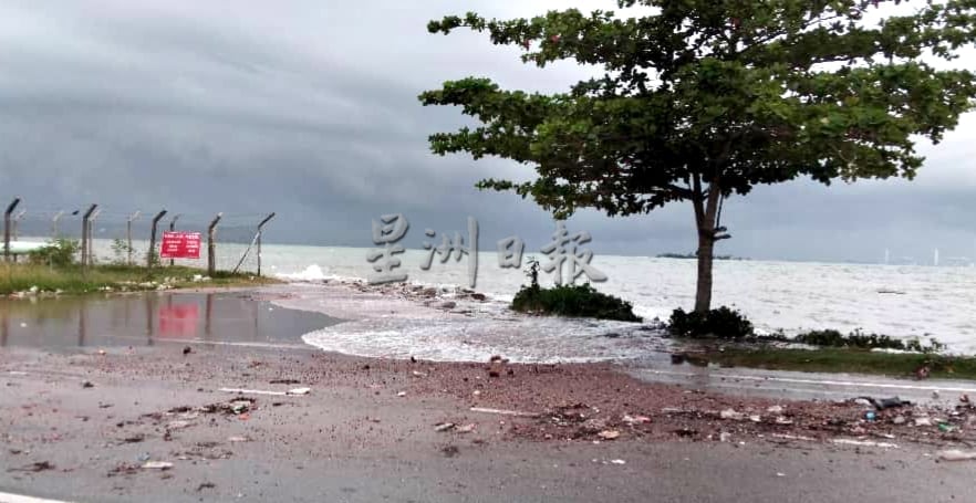 供星洲网:今年最猛风浪来袭,波德申海面狂风呼啸