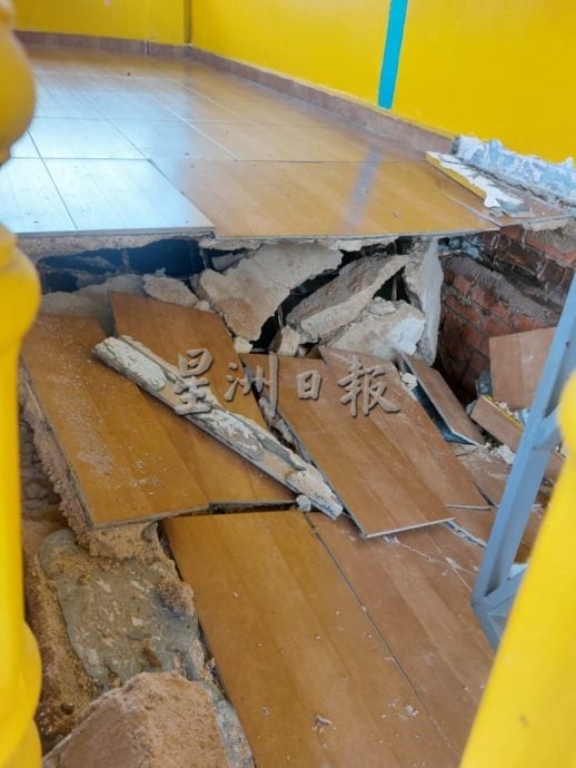 (古城版)甘榜遮迪一老屋门廊在屠妖节当天倒榻
