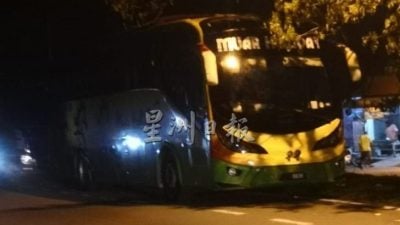 阿依默茂花园   重型车辆停路旁阻通行