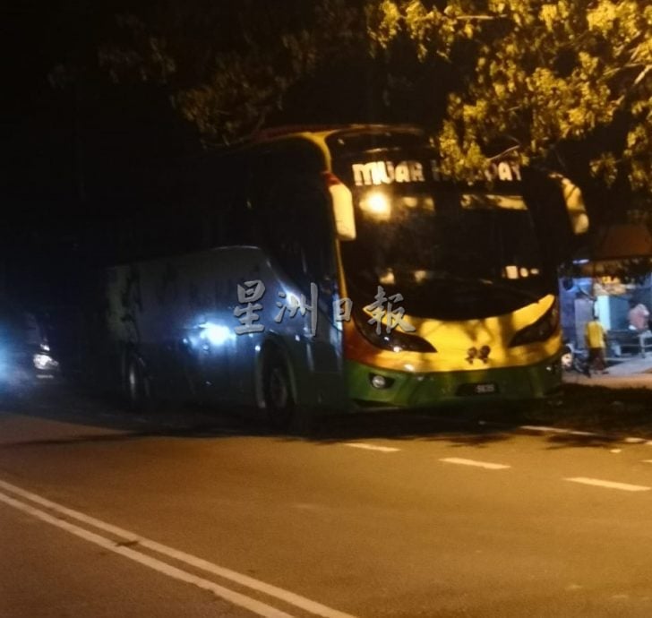 (古城封面副文)阿依默茂花园不少大型交通工具停放路旁,影响车辆通行
