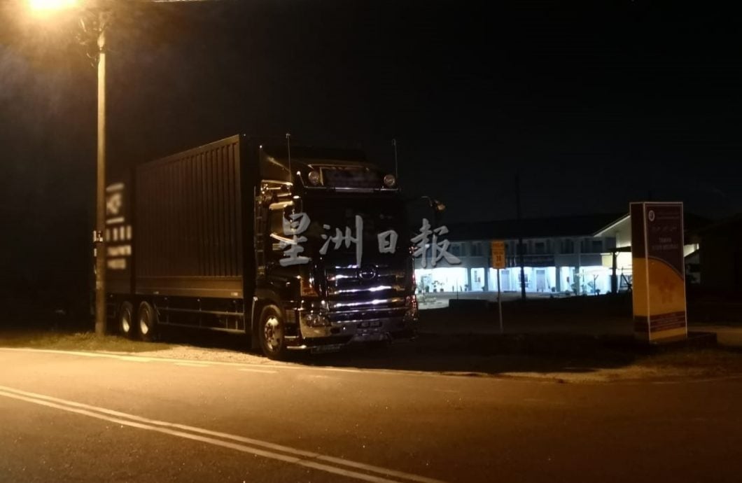 (古城封面副文)阿依默茂花园不少大型交通工具停放路旁,影响车辆通行