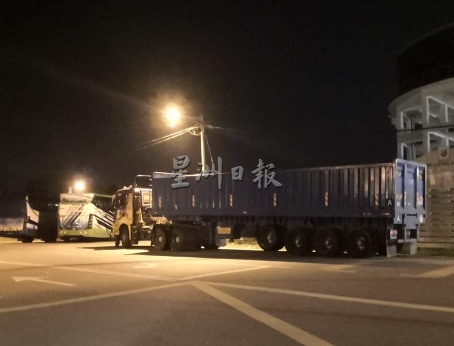 (古城封面副文)阿依默茂花园不少大型交通工具停放路旁,影响车辆通行