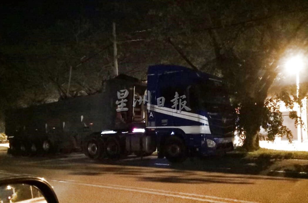 (古城封面副文)阿依默茂花园不少大型交通工具停放路旁,影响车辆通行