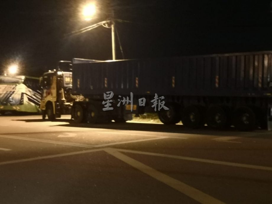 (古城封面副文)阿依默茂花园不少大型交通工具停放路旁,影响车辆通行