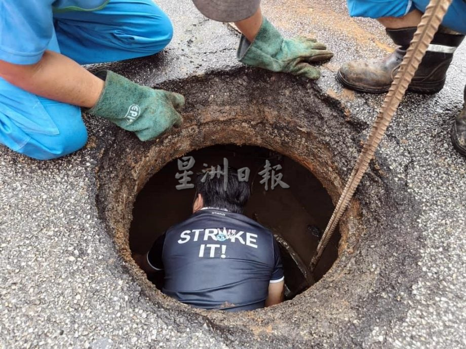 （大北马）窨井盖掉入井内 路面现大洞