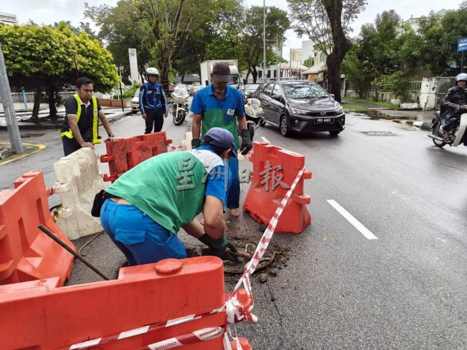 （大北马）窨井盖掉入井内 路面现大洞