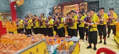 关丹斗母宫九皇诞首日  信众冒雨上香祈福