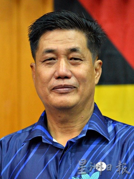 AST花园路口交通灯又被撞 司机“凭感觉”通行