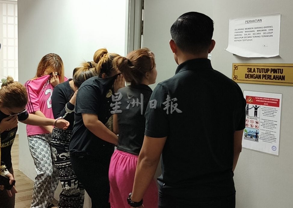被控线上贷款诈骗 12男女俯首认罪