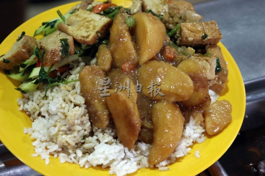 供星洲网:花城小食光:公市金发饭档三代掌厨,靠味道留住老顾客