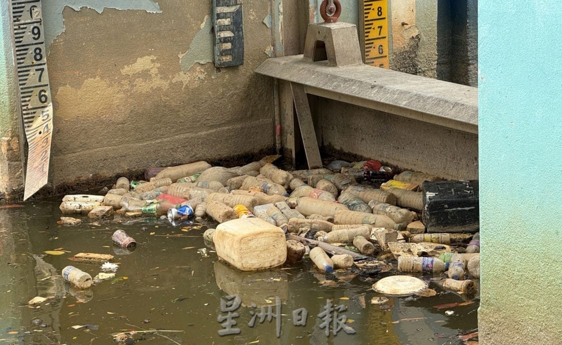 (古城封面主文)峇株汉拔水闸门堆满塑料瓶垃圾·恶臭扑鼻居民忧堵水患
