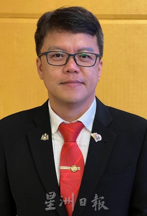 (古城封面主文)峇株汉拔水闸门堆满塑料瓶垃圾·恶臭扑鼻居民忧堵水患