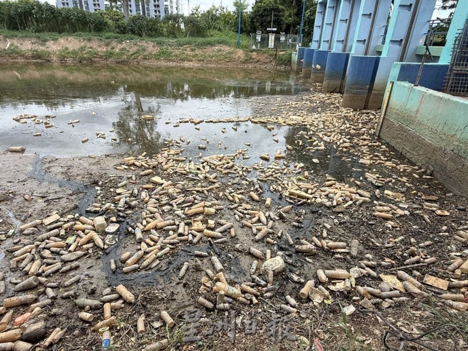(古城封面主文)峇株汉拔水闸门堆满塑料瓶垃圾·恶臭扑鼻居民忧堵水患