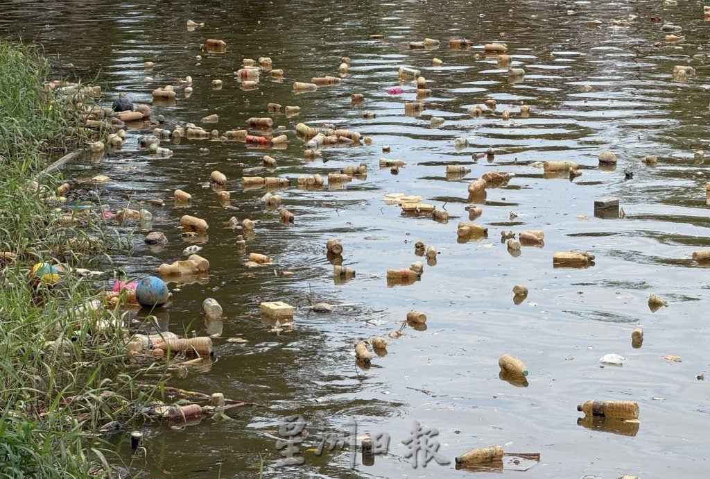 (古城封面主文)峇株汉拔水闸门堆满塑料瓶垃圾·恶臭扑鼻居民忧堵水患