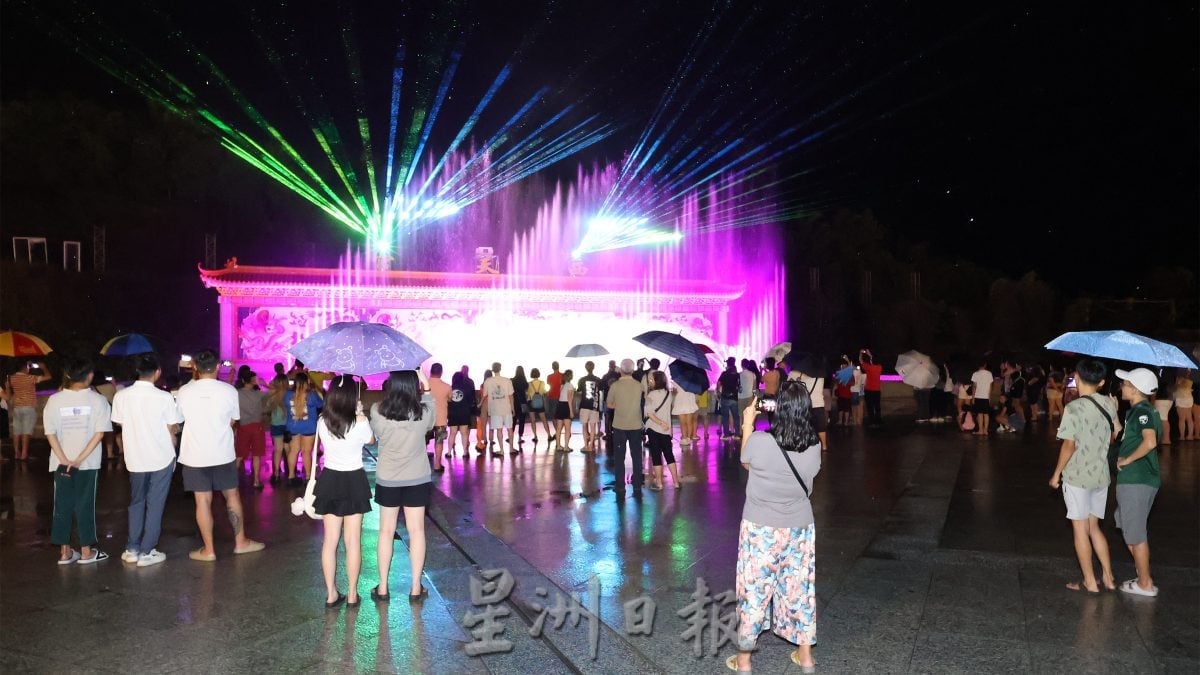 瓜拉庇朥西天宫欢庆九皇大帝宝诞 泰国乩童“过火门”吸引人潮