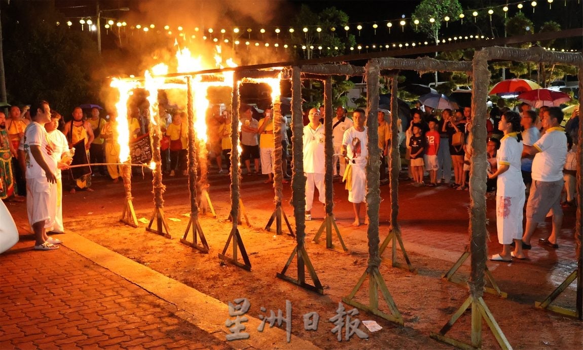 瓜拉庇朥西天宫欢庆九皇大帝宝诞 泰国乩童“过火门”吸引人潮