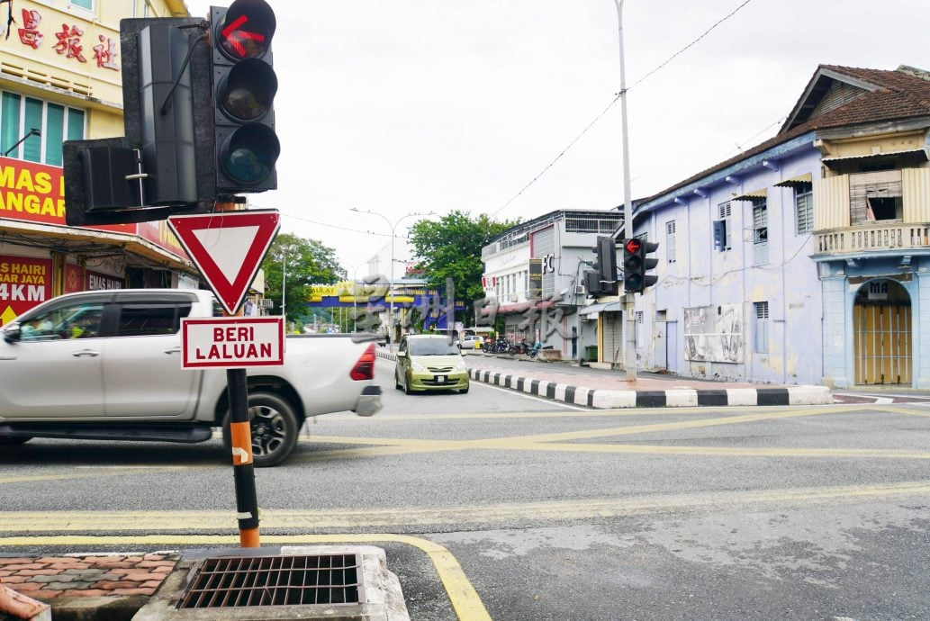 (大北马)路口红绿灯、让路标志双重交通指示,市民:混淆如陷阱害人违规