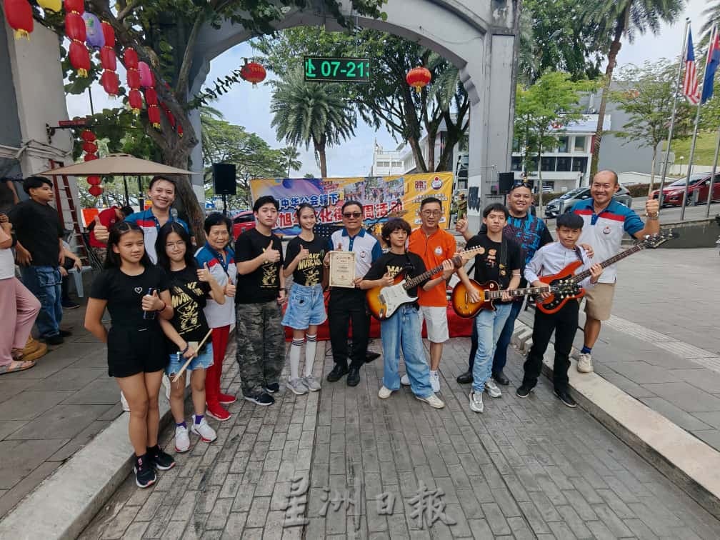 热血青春摇滚乐   唱响陈旭年文化街