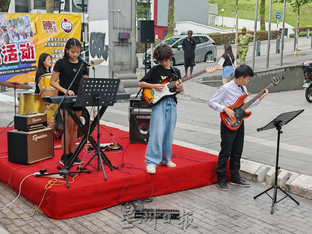 热血青春摇滚乐   唱响陈旭年文化街