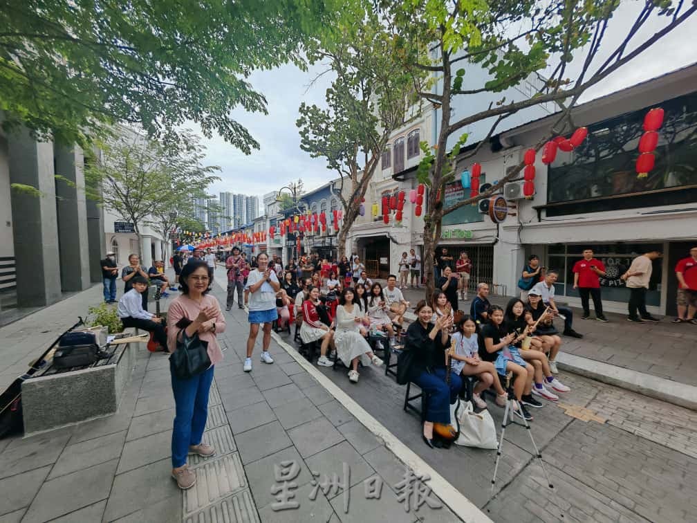 热血青春摇滚乐   唱响陈旭年文化街
