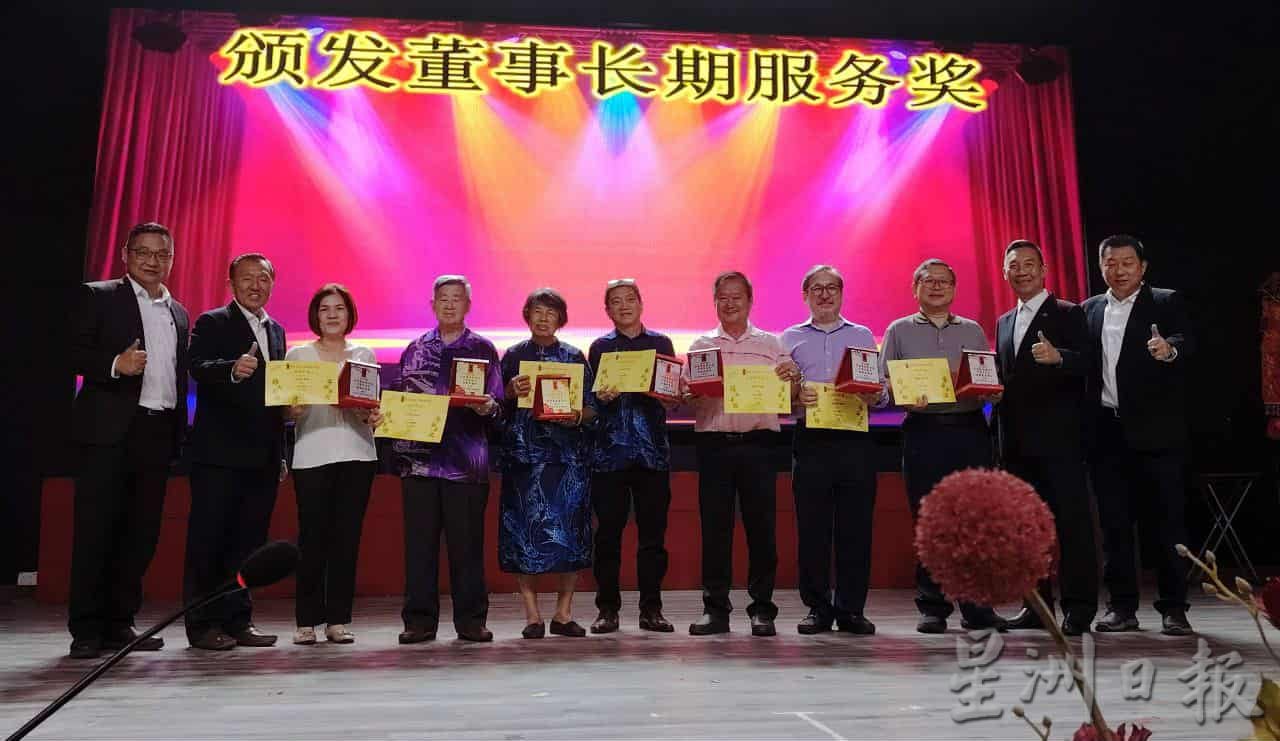 东:吉兰丹华校董教联合会主席叶光威表示,虽然教育部已澄清华小礼堂维持现状,不受喝酒禁令影响,惟他仍希望有关当局尽快以书面形式下发通令,再传达给各州及县教育局,让各方清楚这个规定,以免各地执行不一。