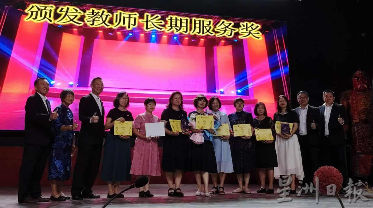 东:吉兰丹华校董教联合会主席叶光威表示,虽然教育部已澄清华小礼堂维持现状,不受喝酒禁令影响,惟他仍希望有关当局尽快以书面形式下发通令,再传达给各州及县教育局,让各方清楚这个规定,以免各地执行不一。