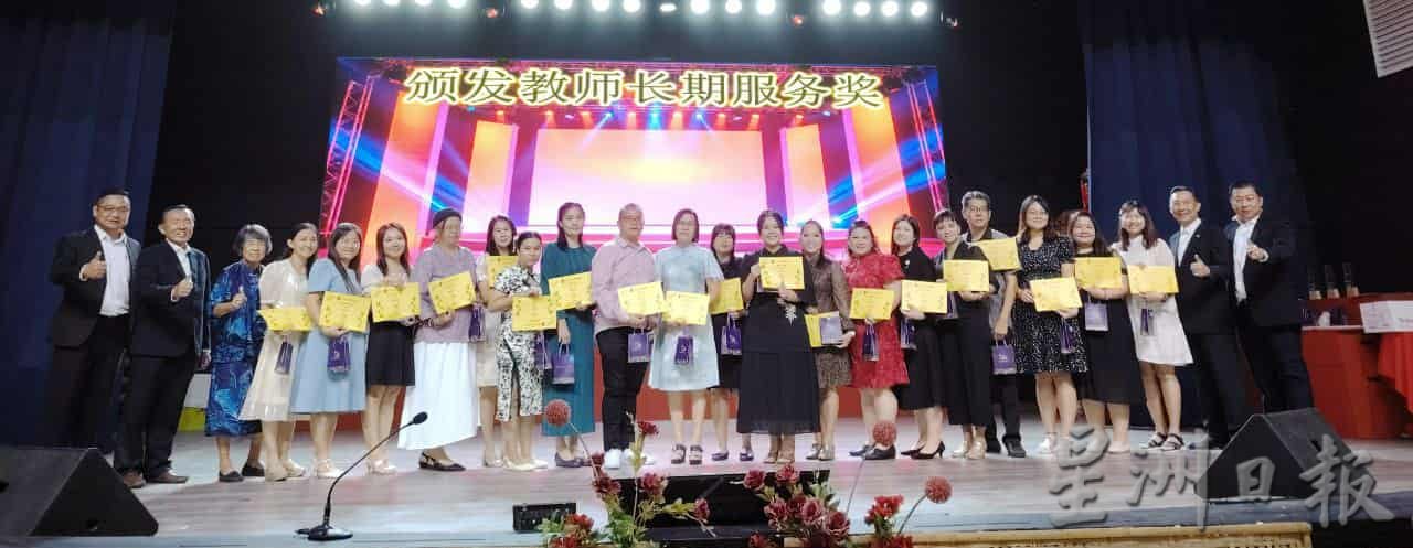 东:吉兰丹华校董教联合会主席叶光威表示,虽然教育部已澄清华小礼堂维持现状,不受喝酒禁令影响,惟他仍希望有关当局尽快以书面形式下发通令,再传达给各州及县教育局,让各方清楚这个规定,以免各地执行不一。