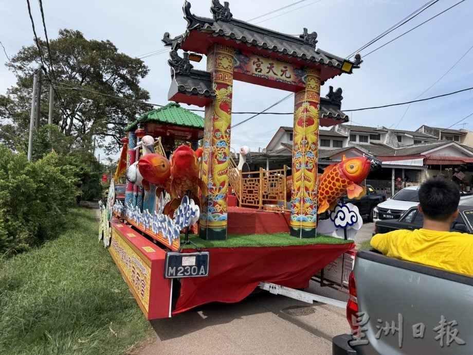 (古城第四版主文)晋巷师爷港元天宫座主元天上帝出巡游境