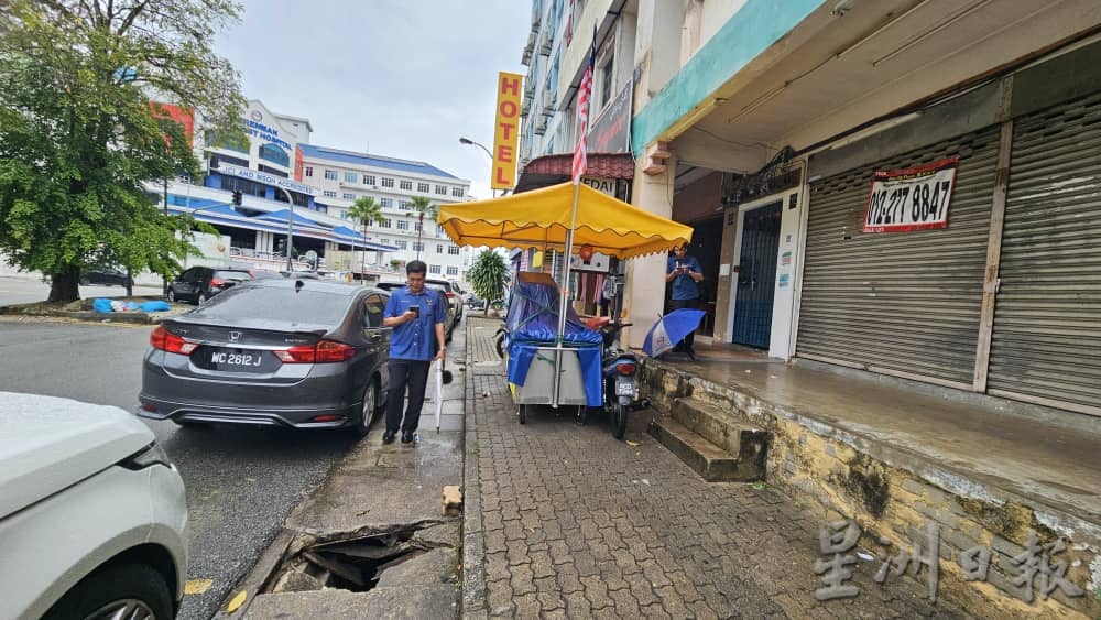 金马扬商业区沟盖崩裂到处坑洞,芙市政厅补之不尽