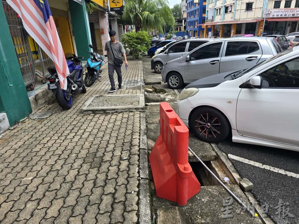 金马扬商业区沟盖崩裂到处坑洞,芙市政厅补之不尽