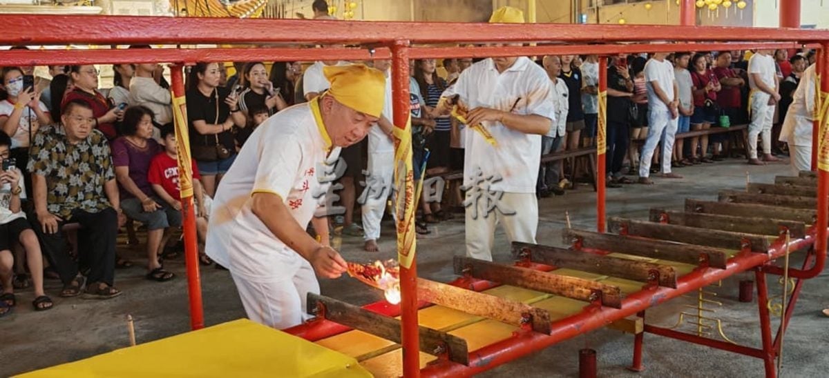 关丹斗母宫九王爷诞,逾百信徒过刀桥场面热闹。