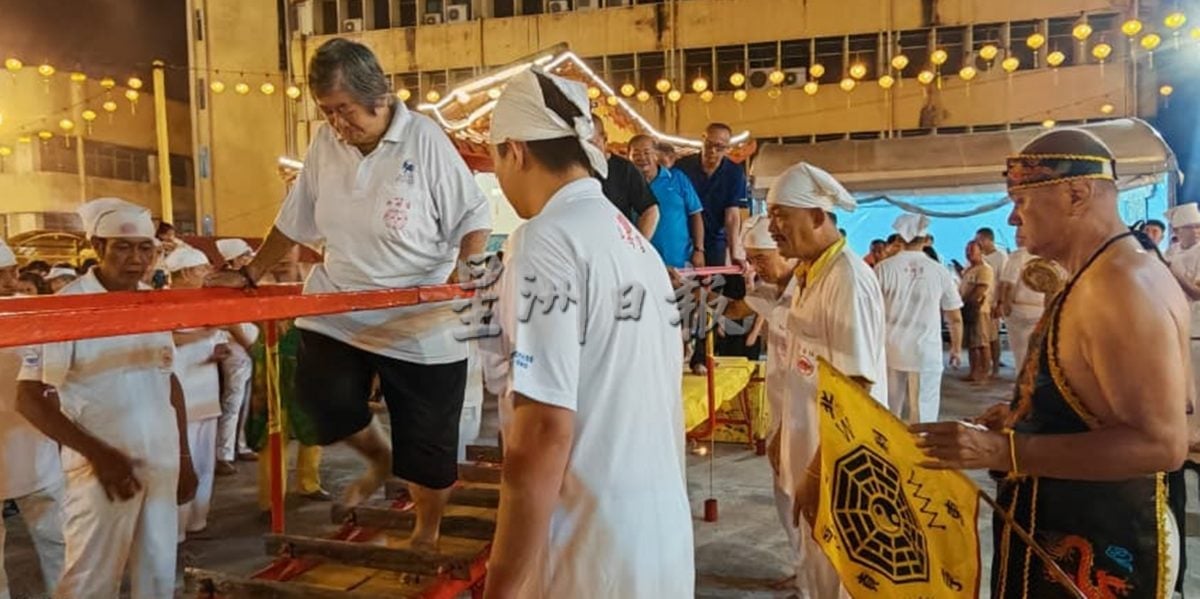 关丹斗母宫九王爷诞,逾百信徒过刀桥场面热闹。
