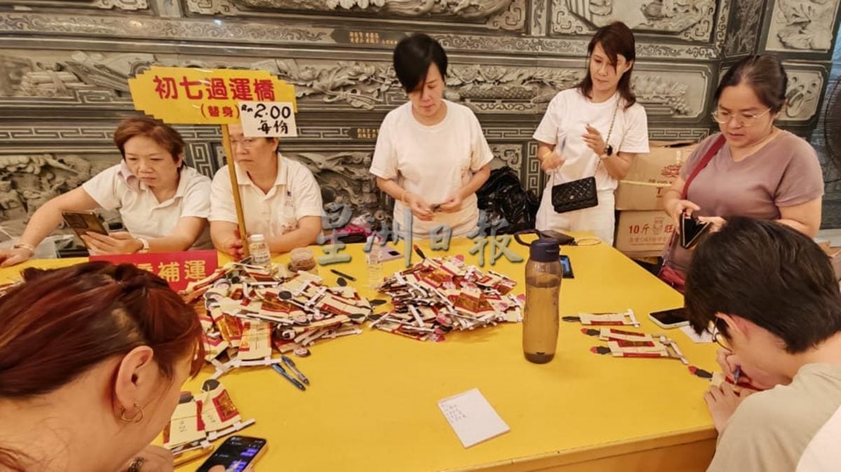 关丹斗母宫九王爷诞,逾百信徒过刀桥场面热闹。