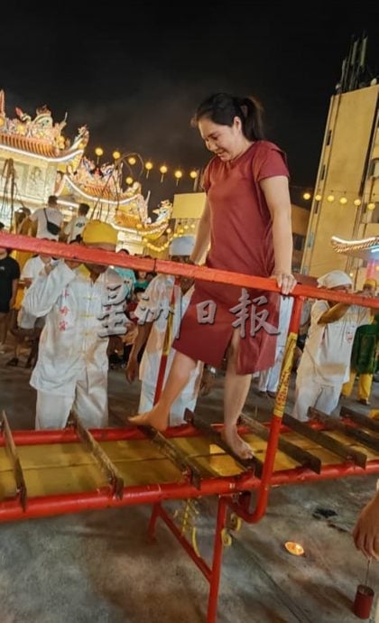 关丹斗母宫九王爷诞,逾百信徒过刀桥场面热闹。